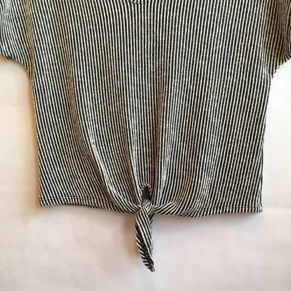 CAUTION TO THE WIND TIE FRONT CROP TOP - Picture 6 of 6